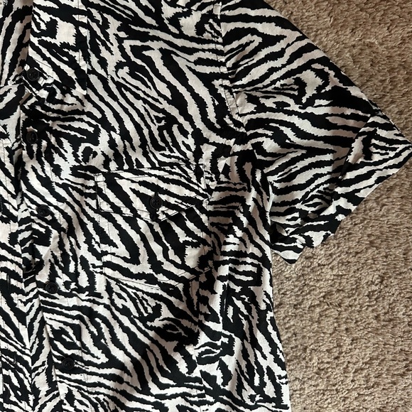 Jones New York Button Up Shirt Short Slvs Zebra Print Black White size PM - Picture 3 of 6